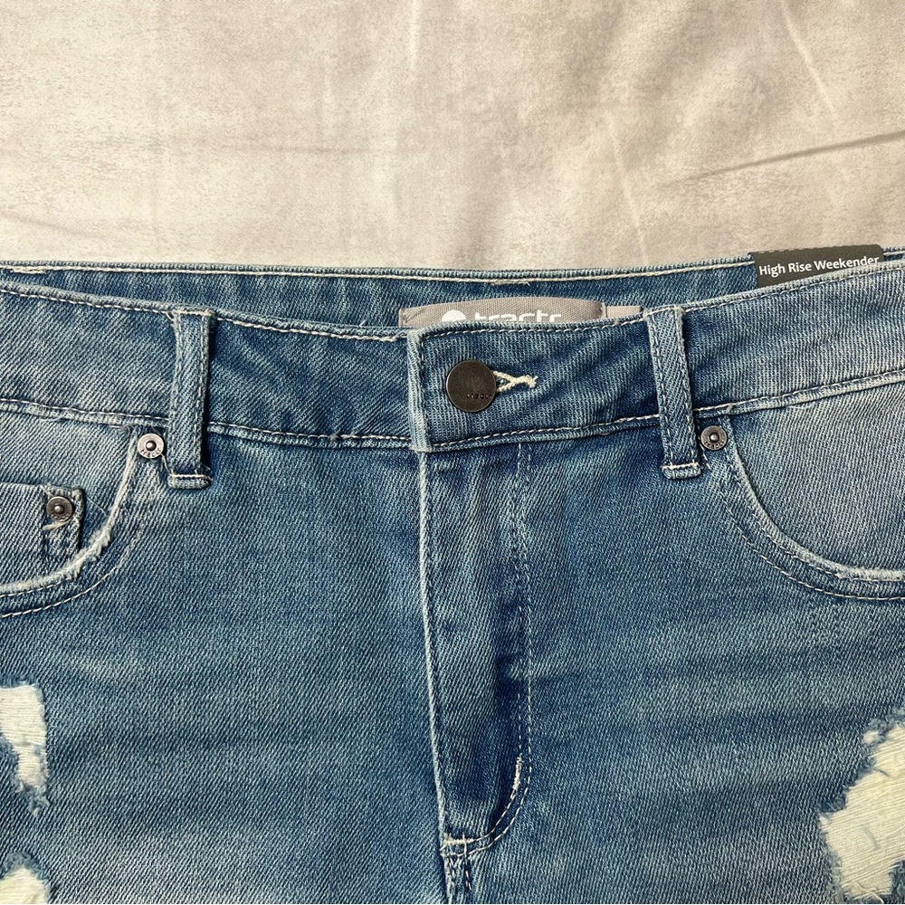 Tractr High Rise Weekender Shorts - Picture 3 of 11